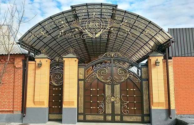 Купить или заказать ворота для дома с навесом - стильные и надежные решения для вашего участка в Нижнекамске от 42565 руб | ВоротМастер-Нжм