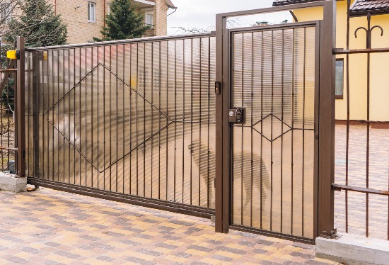 Купить ворота из профлиста с элементами ковки, с металлическими столбами в рамке или под дерево в Нижнекамске от 157065 руб